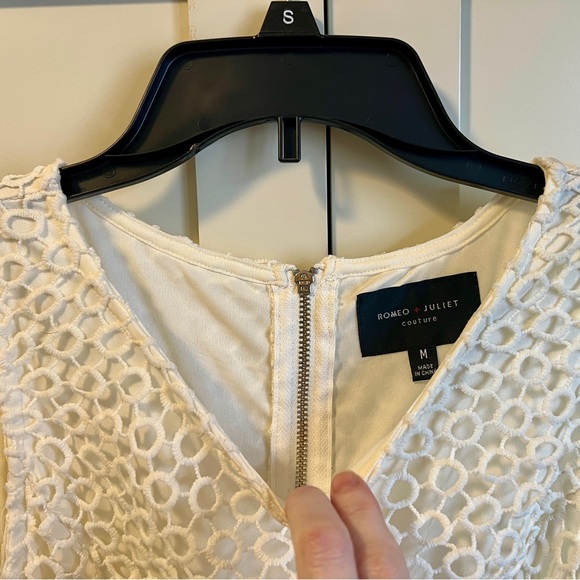 Romeo & Juliet Couture Ivory Lace Dress - Picture 5 of 6